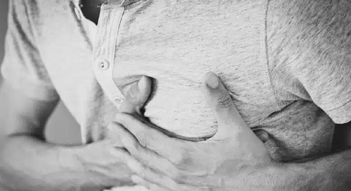 Pesquisadores alertam: Jantar tarde e pular café eleva risco de morte em vítimas de infarto