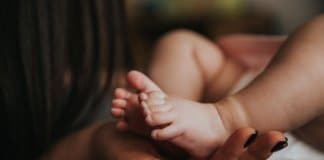 Crianças descalças: quais são os benefícios?