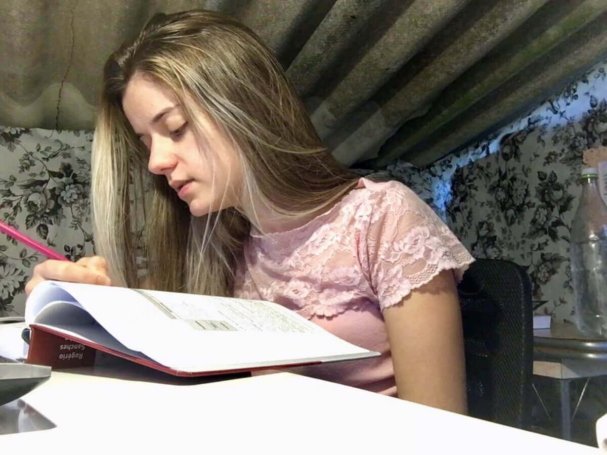 revistapazes.com - Pai constrói quartinho de bambu para filha que não tinha lugar para estudar