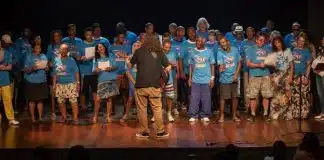 Coral resgata autoestima de moradores de rua e conquista Rio