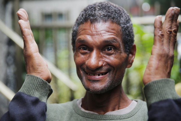 Guardador de carros que auxilou idosa em rua alagada no Rio, ganha casa reformada e mobiliada