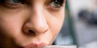 Mulheres não sabem que o consumo de bebida alcoólica aumenta o risco de câncer de mama, diz pesquisa