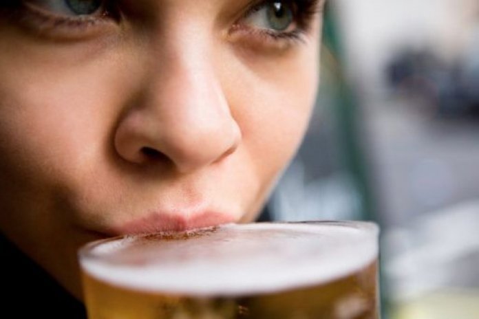 Mulheres não sabem que o consumo de bebida alcoólica aumenta o risco de câncer de mama, diz pesquisa