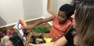 Menino com autismo volta a conversar após terapia com cães