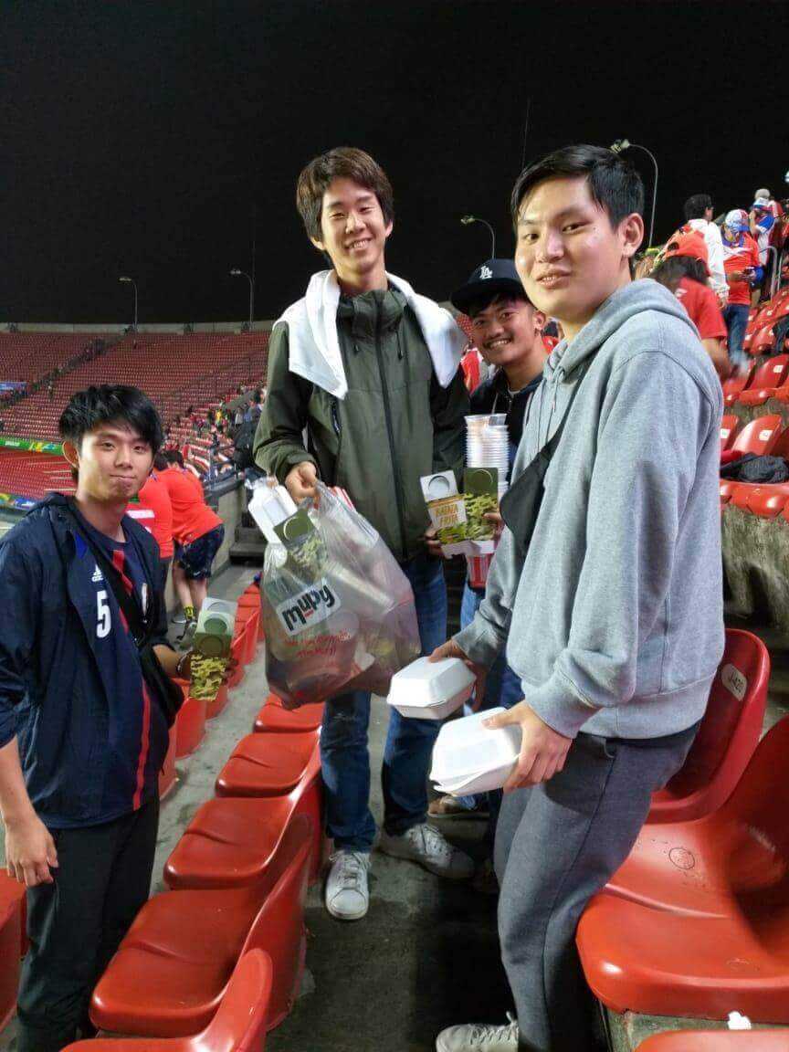 revistapazes.com - Torcida japonesa recolhe lixo do Morumbi e é aplaudida após jogo