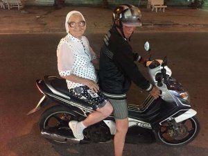 revistapazes.com - Vovozinha de 89 anos viaja sozinha pelo mundo com a sua mochila e bengala