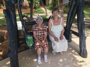 revistapazes.com - Vovozinha de 89 anos viaja sozinha pelo mundo com a sua mochila e bengala