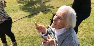 Após viralizar na web por soltar pipa, idosa de 93 anos confessa estar “adorando ser famosa”