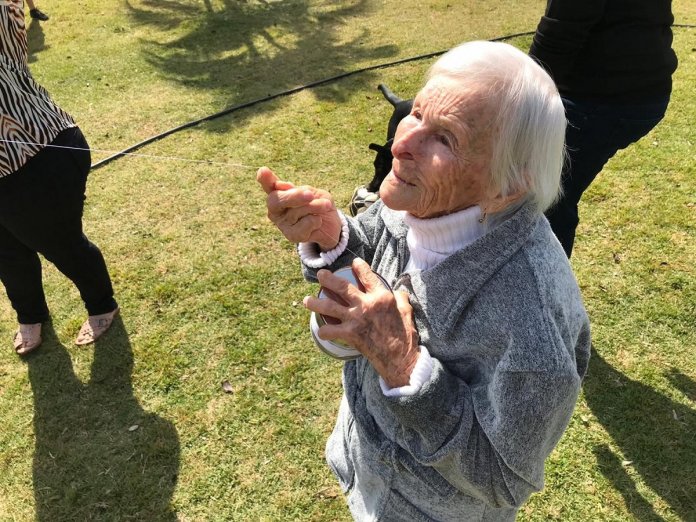 Após viralizar na web por soltar pipa, idosa de 93 anos confessa estar “adorando ser famosa”