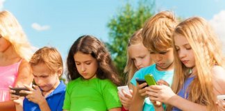 As crianças não devem ter celulares antes dos 14 anos, segundo Bill Gates