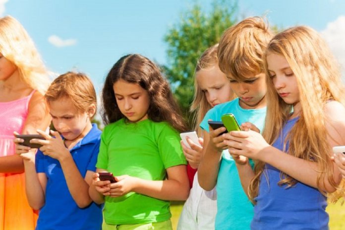 As crianças não devem ter celulares antes dos 14 anos, segundo Bill Gates