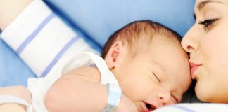Voluntários são procurados para abraçar bebês prematuros na UTI