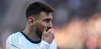 Messi, em razão das baixas temperaturas, alimenta moradores de rua de sua cidade em seu restaurante