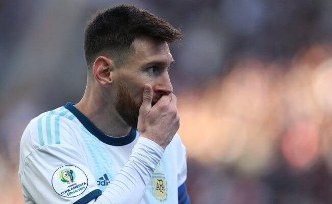 Messi, em razão das baixas temperaturas, alimenta moradores de rua de sua cidade em seu restaurante
