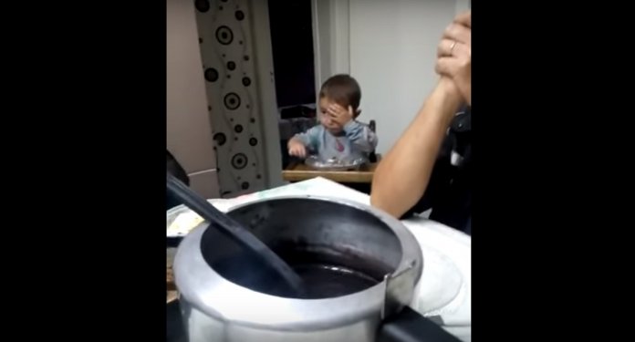 Flagra: bebê é filmado comendo escondido durante a oração! O vídeo viralizou