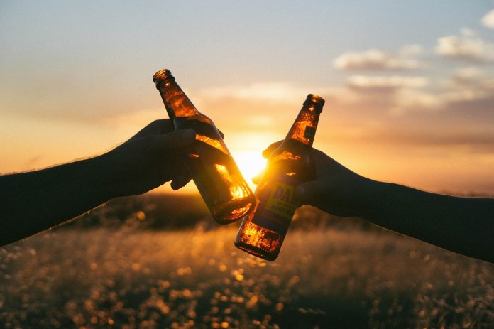 Cervejinha com os amigos: um excelente remédio para a depressão