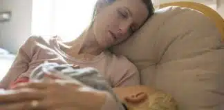 Cuidar dos filhos cansa mais que trabalhar (sobretudo às mães)