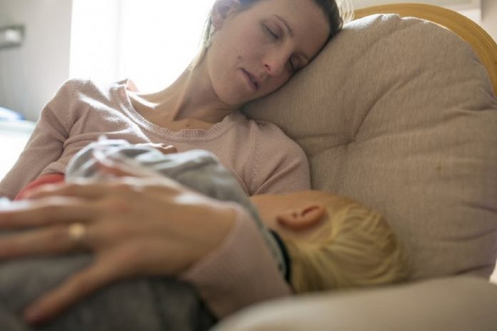 Cuidar dos filhos cansa mais que trabalhar (sobretudo às mães)