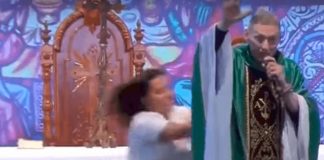 Mulher empurra Padre Marcelo Rossi de altar durante missa em Cachoeira Paulista