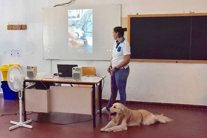 revistapazes.com - Estudante faz prova oral ao lado de  cãozinho e supera o medo de falar em público