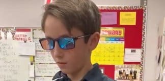 Menino guarda mesada e compra óculos para amigo daltônico ver cores