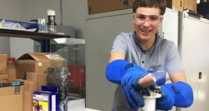 revistapazes.com - Jovem vence prêmio de ciência mundial por remover microplásticos da água