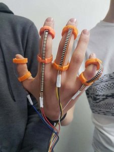 revistapazes.com - Esta luva faz os surdos-mudos falarem: a brilhante invenção de dois jovens adolescentes italianos