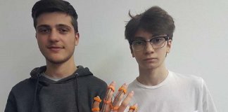 Esta luva faz os surdos-mudos falarem: a brilhante invenção de dois jovens adolescentes italianos