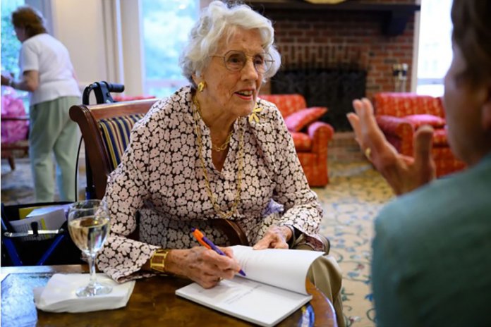 Aos 101 anos, esta mulher publicou seu primeiro livro de poesia