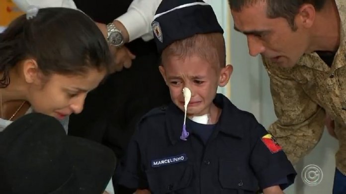 Após ter sido desenganado pelos médicos, menino com leucemia chora ao receber alta