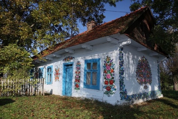 Conheça a pequena vila polonesa onde todas as casas são cobertas com belas e pinturas coloridas de flores
