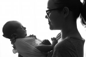 revistapazes.com - "Por que fotografar o bebê recém-nascido? Porque ele não irá caber nas suas mãos por muito tempo"
