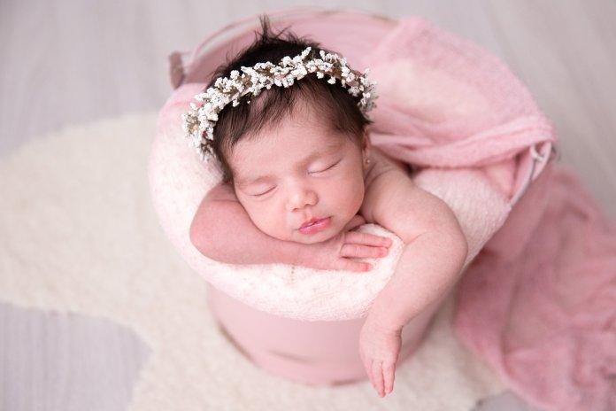 “Por que fotografar o bebê recém-nascido? Porque ele não irá caber nas suas mãos por muito tempo”
