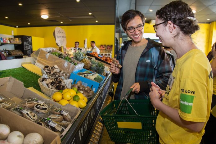 Austrália abre supermercado gratuito apenas com produtos que seriam descartados