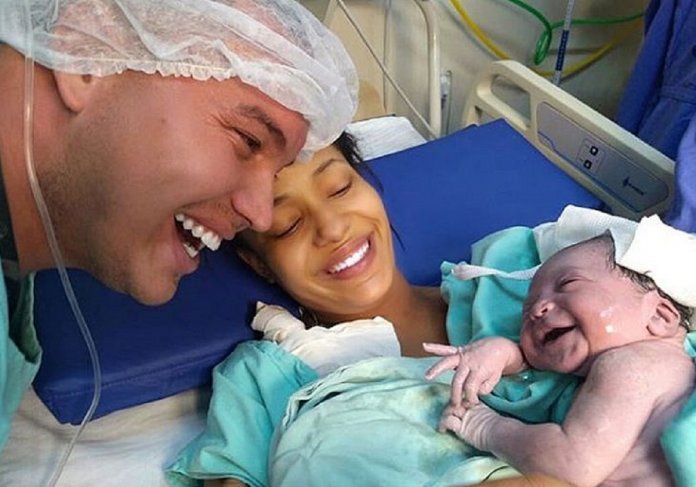 Filha sorri para pai após parto e foto viraliza: ‘Reconheceu a voz’