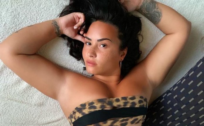 Demi Lovato vence seus medos e exibe suas celulites em foto de biquíni: “é isso que sou”