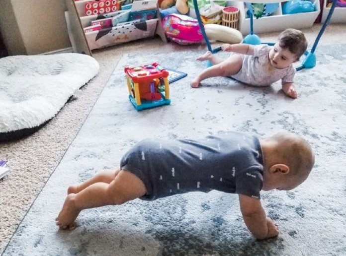 Pai flagra filho de 8 meses imitando a mãe fazendo flexão e foto viraliza
