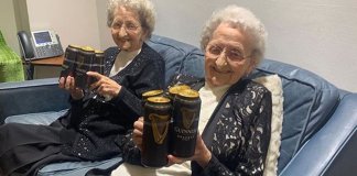 Gêmeas de 95 anos afirmam: “muita cerveja e poucos homens” são a chave para viver mais