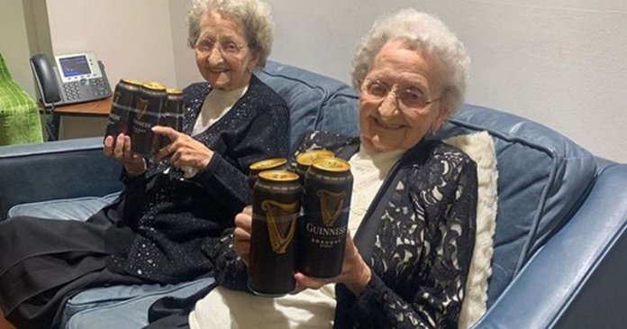 Gêmeas de 95 anos afirmam: “muita cerveja e poucos homens” são a chave para viver mais