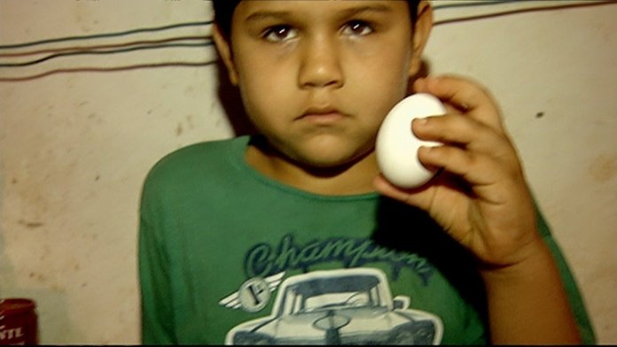 Quase sem ter o que comer em casa, menino doa um ovo a um abrigo de idosos, em Goiás