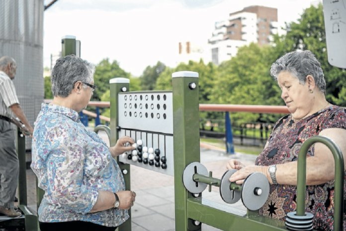 ‘Parques de diversões’ para avós criados na Espanha: lá eles exercitam a mente e combatem a solidão