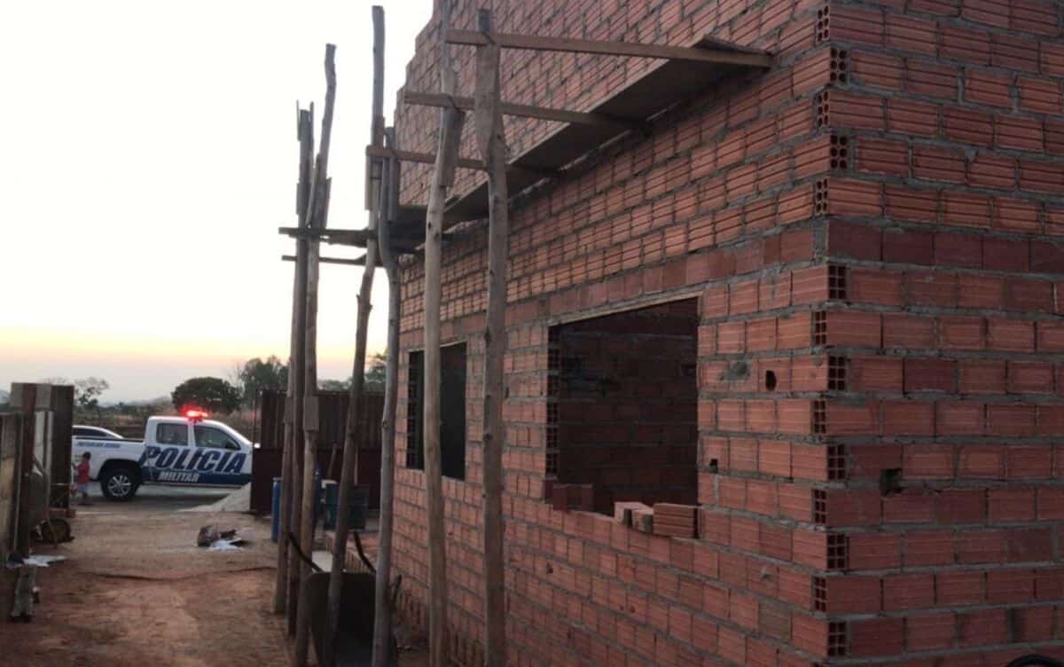 revistapazes.com - PMs fazem mutirão durante a folga para construir casa para mulher que cuida de duas filhas e pai doente, em Goianésia