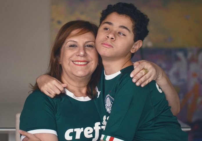 Mãe que narra jogo pra filho cego concorre a prêmio da FIFA. Vídeo