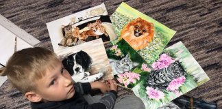 Este menino russo de 9 anos oferece suas pinturas em troca de alimentos para animais de abrigo