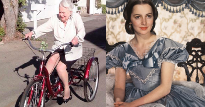 “E o vento levou”: a protagonista Olivia de Havilland faz 103 anos e posa andando de bicicleta