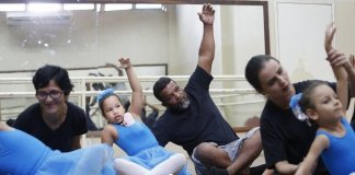 Pedreiro aprende a dançar balé para ajudar filhas autistas