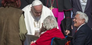 Papa: cuidar dos idosos e das crianças é sinal da presença de Deus