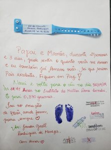 revistapazes.com - Equipe de enfermagem faz bilhete encantador a pais que perderam o bebê e emociona a internet