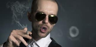 As pessoas que se gabam muito precisam preencher vazios em sua identidade