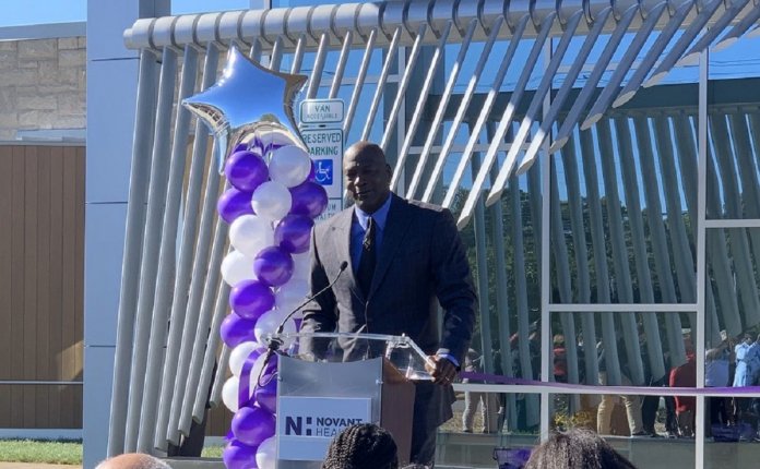 Michael Jordan inaugura clínica médica gratuita para pessoas de baixa renda nos EUA